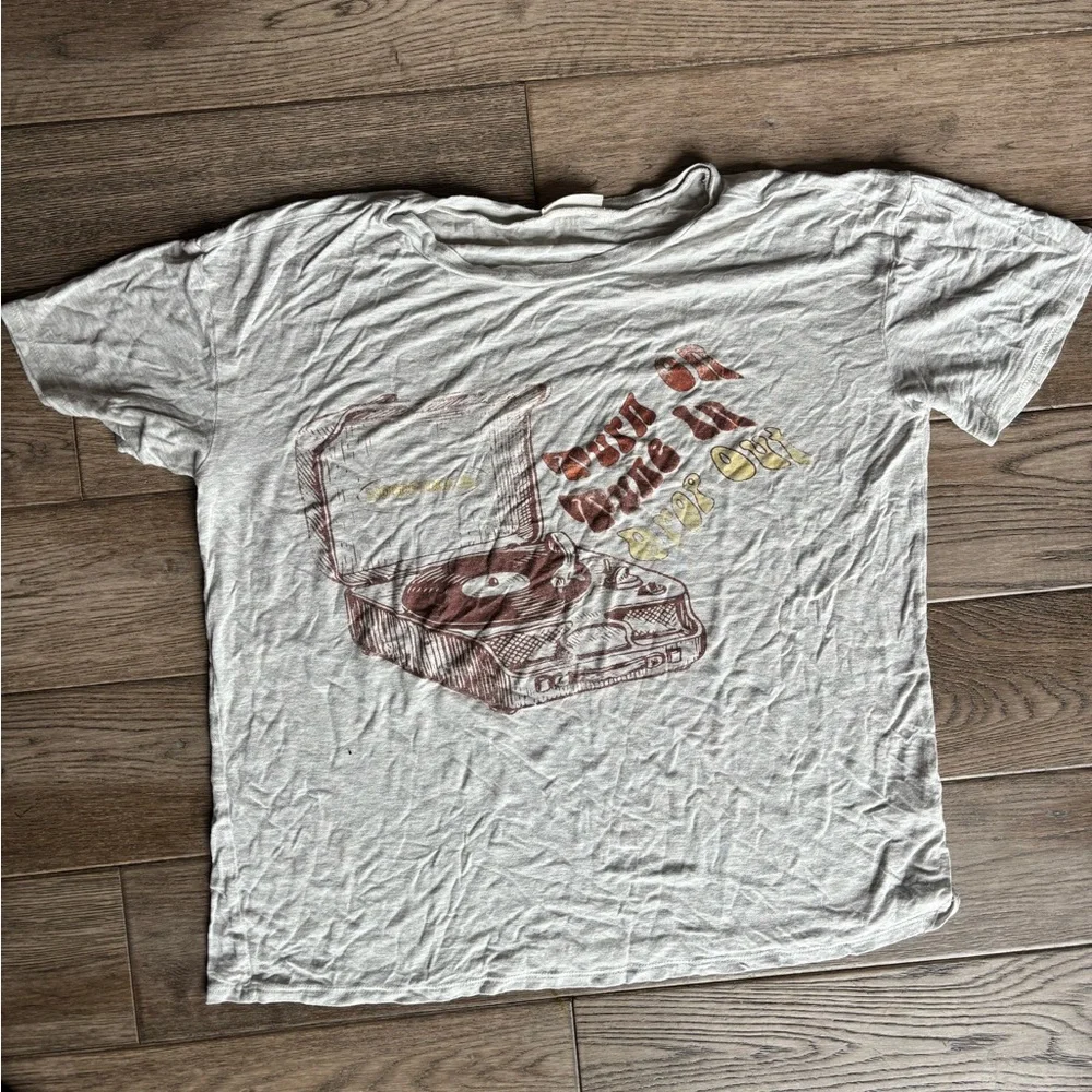 Set of 2 Graphic T-Shirts Size Small - Picture 5 of 7